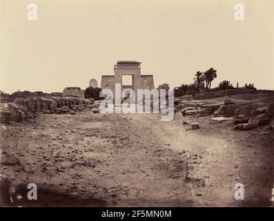 Avenue des Sphinx et propylone ptolemeen (Karnak) Theben. Félix Bonfils (Französisch, 1831 - 1885) Stockfoto