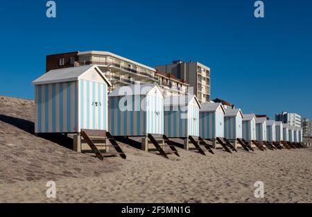 Gestreifte Strandhütten in Hardelot, Frankreich. Stockfoto