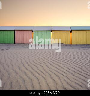 Pastellfarbene Strandhütten in Frankreich Stockfoto