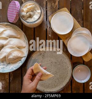 Herstellung von chinesischen Knödeln (Wonton). Stockfoto