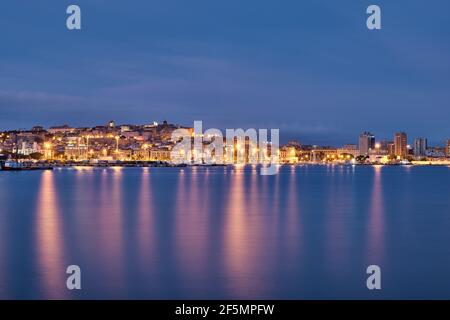 Sonnenuntergang auf Cagliari Skyline Blick vom Hafen, italienische Stadt in Sardinien Stockfoto