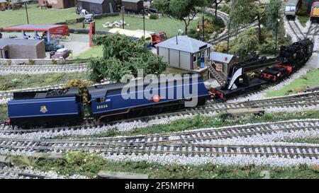 East Asiatic Company eine Merchant Navy-Lokomotive, die einen Bergungskran auf einer Modelleisenbahn zieht. Stockfoto