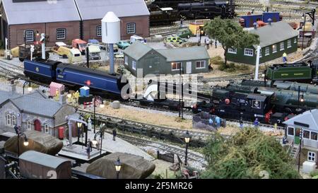 East Asiatic Company eine Merchant Navy-Lokomotive, die einen Bergungskran auf einer Modelleisenbahn zieht. Stockfoto