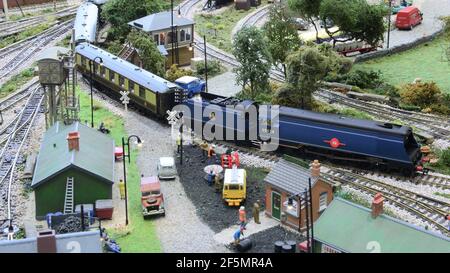 East Asiatic Company eine Merchant Navy-Lokomotive, die Pullman-Autos auf einer Modelleisenbahn zieht. Stockfoto