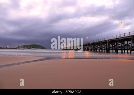 Coffs Harbour Steg und Muttonbird Island bei Sonnenaufgang in NSW, Australien Stockfoto