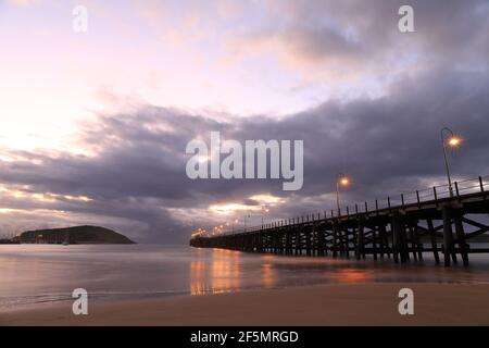 Coffs Harbour Steg und Muttonbird Island bei Sonnenaufgang in NSW, Australien Stockfoto