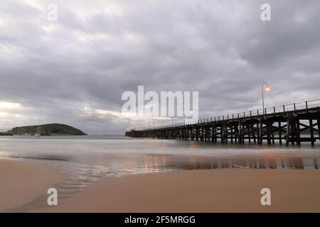 Coffs Harbour Steg und Muttonbird Island bei Sonnenaufgang in NSW, Australien Stockfoto