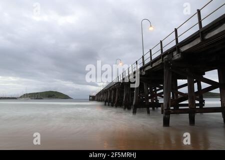 Coffs Harbour Steg und Muttonbird Island bei Sonnenaufgang in NSW, Australien Stockfoto