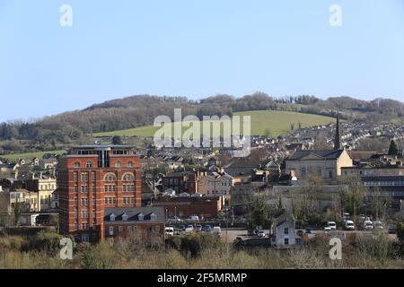 Stroud, Großbritannien. März 2021, 27th. Wetter in Großbritannien. Schöner blauer Himmel und sonniger Start ins Wochenende in der beliebten Marktstadt Stroud, Gloucestershire. Kredit: Gary Learmonth/Alamy Live Nachrichten Stockfoto