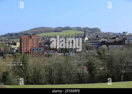 Stroud, Großbritannien. März 2021, 27th. Wetter in Großbritannien. Schöner blauer Himmel und sonniger Start ins Wochenende in der beliebten Marktstadt Stroud, Gloucestershire. Kredit: Gary Learmonth/Alamy Live Nachrichten Stockfoto