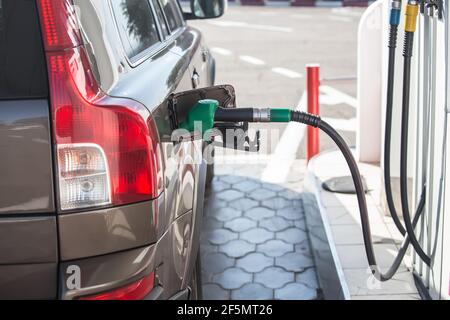 Die Treibstoffpistole in einem Benzintankwagen bei dem Gas Station Stockfoto