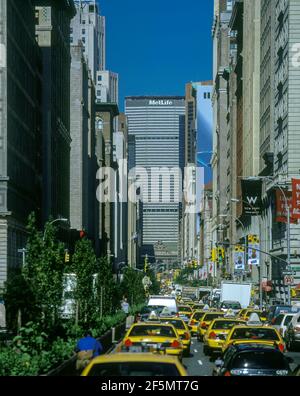 2003 HISTORISCHE GELBE TAXIS TRAFFIC PARK AVENUE SOUTH MIDTOWN MANHATTAN NEW YORK CITY USA Stockfoto