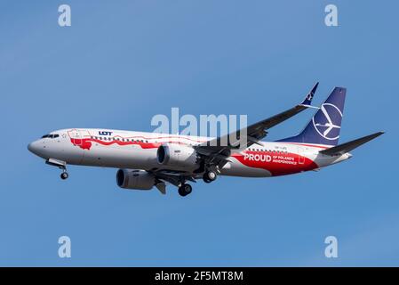 Flughafen London Heathrow, London, Großbritannien. März 2021, 27th. Nach zwei tödlichen Abstürzen und einer weltweiten Erdung kehrt die beunruhigte Boeing 737 MAX wieder in den Passagierflug zurück, wobei viele polnische Airlines 737Max 8 die erste Rückkehr des Typs nach Heathrow heute von Warschau als Flug LO281 machen. 346 Menschen starben bei Abstürzen von Lion Air und äthiopischen MAX-Flugzeugen in den Jahren 2018 und 2019, wobei der Typ am 18. März 2019 weltweit auf dem Boden lag. Im Januar 2021 wurde die Rückkehr nach Europa endlich genehmigt. Einige Fluggesellschaften haben ihre Flüge aufgenommen, und LOT ist heute die erste, die nach London fliegt. Neu Zertifiziert. Spezielle Lackierung Stockfoto