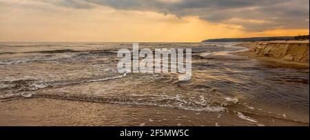 Panoramischer Meeresstrand von der Küste. Stockfoto