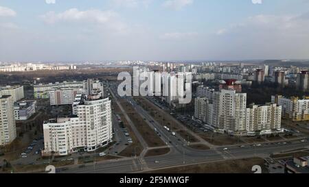 Luftaufnahme eines großen Wohngebietes. Mehrgeschossige Gebäude und Infrastruktur sind sichtbar. Stockfoto