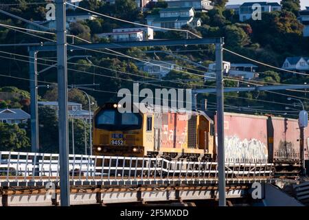 DL-Lokomotive mit Güterzug über Paremata Bridge, Paremata, Wellington, Nordinsel, Neuseeland Stockfoto