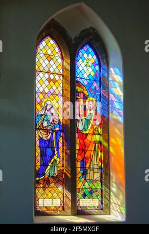 Bunte Buntglasfenster in der St. John's Anglican Church - Port Fairy, Victoria, Australien Stockfoto