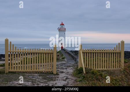 Dieser Leuchtturm auf Griffiths Island wurde 1859 erbaut und ist eine der wichtigsten Touristenattraktionen der Gegend - Port Fairy, Victoria, Australien Stockfoto