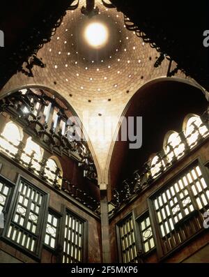 INTERIOR DE LA CUPULA DEL GRAN SALON DEL PALACIO GÜELL - SIGLO XIX. Autor: ANTONI GAUDI (1852-1926). Lage: PALACIO GÜELL. Barcelona. SPANIEN. Stockfoto