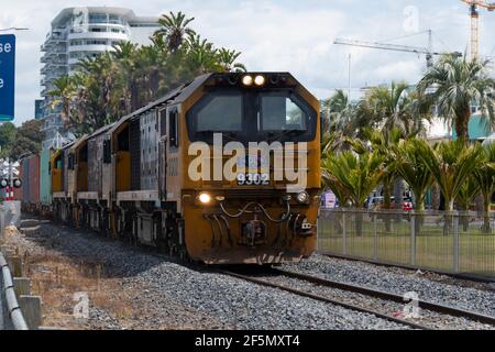 DL Class Lokomotiven schleppen Güterzug durch Tauranga, Bay of Plenty, Nordinsel, Neuseeland Stockfoto