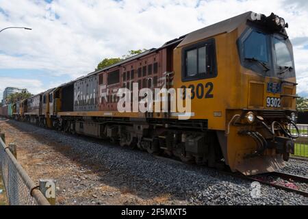 DL Class Lokomotiven schleppen Güterzug durch Tauranga, Bay of Plenty, Nordinsel, Neuseeland Stockfoto