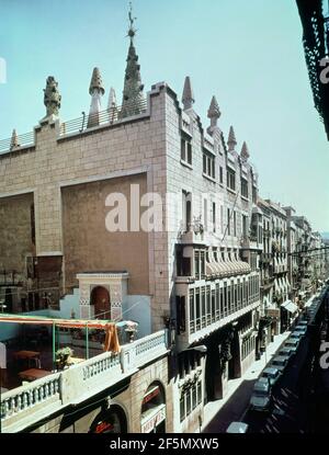 VISTA DE LA FACHADA Y DE LA AZOTEA DEL PALACIO GÜELL - 1885/1888 - MODERNISMO CATALAN. Autor: ANTONI GAUDI (1852-1926). Lage: PALACIO GÜELL. Barcelona. SPANIEN. Stockfoto