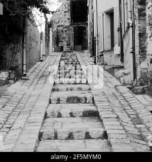 Gasse im malerischen provenzalischen Dorf Grimaud, Frankreich Stockfoto