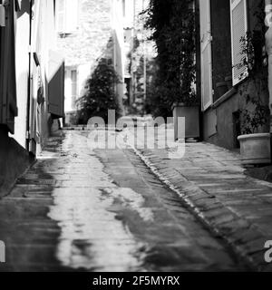 Gasse im malerischen provenzalischen Dorf Grimaud, Frankreich Stockfoto