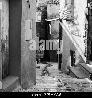 Gasse im malerischen provenzalischen Dorf Grimaud, Frankreich Stockfoto