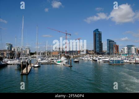 Ocean Village Marina, Southampton, Hampshire, England mit Kräne und Bauarbeiten darüber hinaus Stockfoto