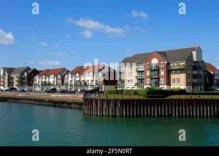 Attraktiver moderner Apartmentblock mit einer Reihe moderner Häuser in Southampton, Hampshire, England Stockfoto