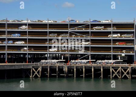 Neue Autos warten auf den Export aus dem Vereinigten Königreich in einem mehrstöckigen Parkhaus in Southampton, Hampshire, England Stockfoto