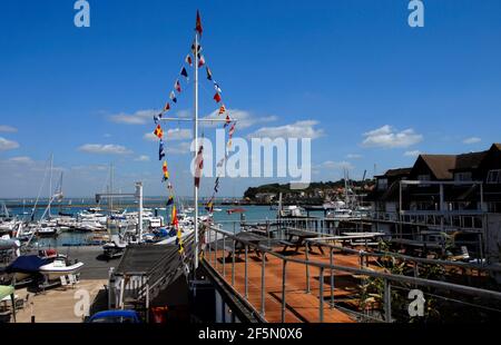 Bunting auf einem landbasierten Mast während der Cowes Week, Cowes, Isle of Wight, England Stockfoto