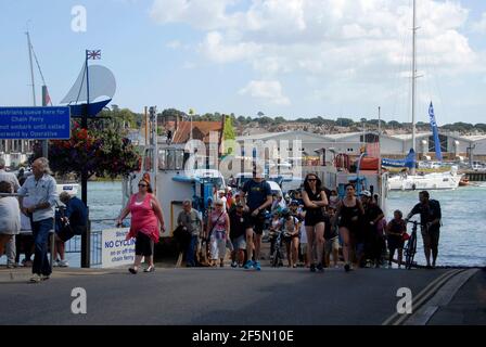 Passagiere, die von der Kettenfähre über den Fluss Medina zwischen Ost- und West-Cowes, Isle of Wight, England, aussteigen Stockfoto