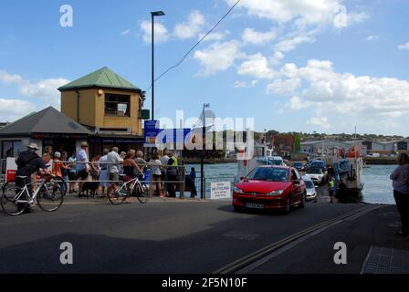 Fahrzeuge verlassen Kettenfähre über den Fluss Medina zwischen Ost und West Cowes, Isle of Wight, England Stockfoto