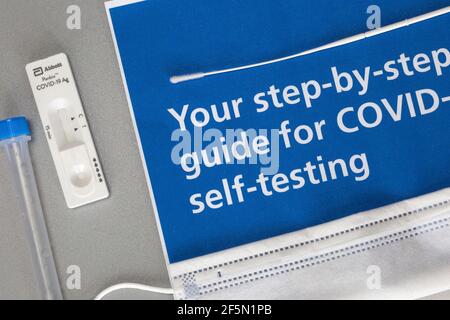 Abbott Panbio COVID-19 AG, Selbsttest-Kit Coronavirus für zu Hause auf grauem Hintergrund, Covid-19, Gesundheit, Geschäftskonzept, Stockfoto