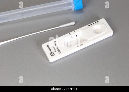 Abbott Panbio COVID-19 AG, Selbsttest-Kit Coronavirus für zu Hause auf grauem Hintergrund, Covid-19, Gesundheit, Geschäftskonzept, Stockfoto