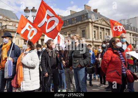 Paris, Frankreich, 26. März 2021, versammeln sich in der Nähe des Louvre-Museums Animateure, um gegen das Gesetz zur Sicherung der Arbeitslosigkeit zu protestieren. Stockfoto