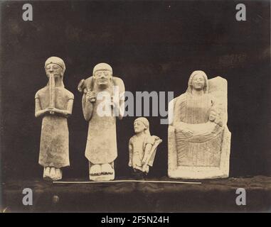 Drei kleine Figuren von Tempelministern; und eine kleine Votivfigur von Mutter und Kind.. Stephen Thompson (britisch, ca. 1830 - 1893) Stockfoto