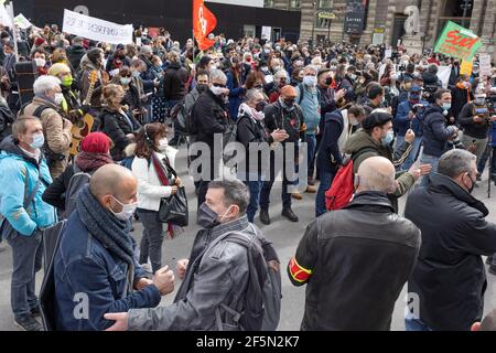 Paris, Frankreich, 26. März 2021, versammeln sich in der Nähe des Louvre-Museums Animateure, um gegen das Gesetz zur Sicherung der Arbeitslosigkeit zu protestieren. Stockfoto