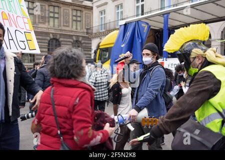 Paris, Frankreich, 26. März 2021, versammeln sich in der Nähe des Louvre-Museums Animateure, um gegen das Gesetz zur Sicherung der Arbeitslosigkeit zu protestieren. Stockfoto