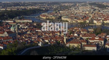 Panoramablick auf das historische Zentrum von Prag vom Aussichtsturm auf dem Hügel Petřín aus gesehen. Hauptsächlich Kleinseite, Altstadt, Moldau. Stockfoto