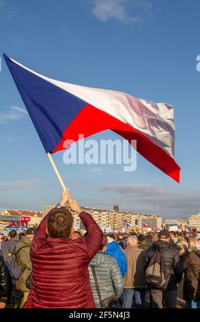 Ein Protestler gegen den tschechischen Ministerpräsidenten Andrej Babiš, der während eines großen Protestes, der von der Initiative Million Moments for Democracy organisiert wurde, die tschechische Flagge schwenkte. Stockfoto