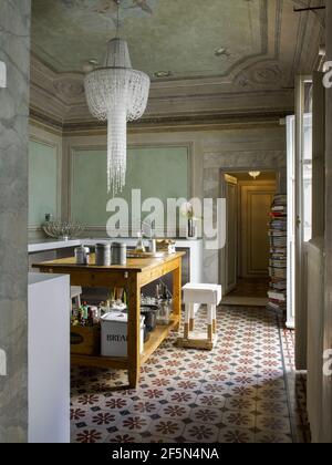Elegantes Küchenzimmer in einer eleganten Wohnung in Mailand Italien Stockfoto