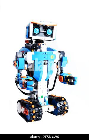 LEGO Boost - lego Roboter Vernie. Intelligentes Spielzeug, das per Telefon mit bluetooth gesteuert werden kann. Stockfoto