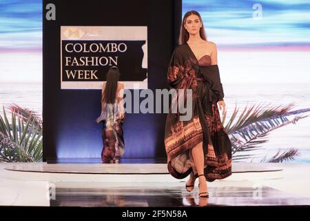 Colombo, Sri Lanka. März 2021, 26th. Ein Modell präsentiert eine Kreation während der Colombo Fashion Week in Colombo, Sri Lanka, 26. März 2021. Die Colombo Fashion Week, eine der extravagantesten Modeveranstaltungen Sri Lankas, startete am Donnerstagabend in der Hauptstadt Sri Lankas.die diesjährige Fashion Week wird 21 Designer sehen, die ihre Kollektionen über einen Zeitraum von drei Tagen, vom 25. Bis 27. März, präsentieren werden. Quelle: Tang Lu/Xinhua/Alamy Live News Stockfoto