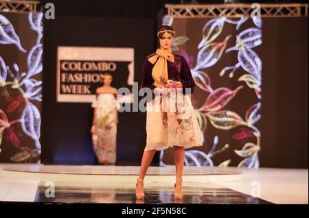 Colombo, Sri Lanka. März 2021, 26th. Ein Modell präsentiert eine Kreation während der Colombo Fashion Week in Colombo, Sri Lanka, 26. März 2021. Die Colombo Fashion Week, eine der extravagantesten Modeveranstaltungen Sri Lankas, startete am Donnerstagabend in der Hauptstadt Sri Lankas.die diesjährige Fashion Week wird 21 Designer sehen, die ihre Kollektionen über einen Zeitraum von drei Tagen, vom 25. Bis 27. März, präsentieren werden. Quelle: Tang Lu/Xinhua/Alamy Live News Stockfoto