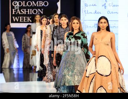 Colombo, Sri Lanka. März 2021, 26th. Models präsentieren Kreationen während der Colombo Fashion Week in Colombo, Sri Lanka, 26. März 2021. Die Colombo Fashion Week, eine der extravagantesten Modeveranstaltungen Sri Lankas, startete am Donnerstagabend in der Hauptstadt Sri Lankas.die diesjährige Fashion Week wird 21 Designer sehen, die ihre Kollektionen über einen Zeitraum von drei Tagen, vom 25. Bis 27. März, präsentieren werden. Quelle: Ajtih Perera/Xinhua/Alamy Live News Stockfoto