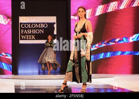 Colombo, Sri Lanka. März 2021, 26th. Ein Modell präsentiert eine Kreation während der Colombo Fashion Week in Colombo, Sri Lanka, 26. März 2021. Die Colombo Fashion Week, eine der extravagantesten Modeveranstaltungen Sri Lankas, startete am Donnerstagabend in der Hauptstadt Sri Lankas.die diesjährige Fashion Week wird 21 Designer sehen, die ihre Kollektionen über einen Zeitraum von drei Tagen, vom 25. Bis 27. März, präsentieren werden. Quelle: Tang Lu/Xinhua/Alamy Live News Stockfoto