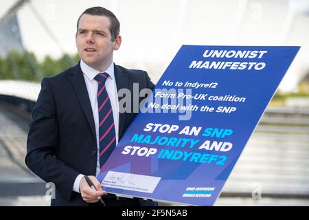 Glasgow, Schottland, Großbritannien. März 2021, 27th. IM BILD: Douglas Ross MP, Vorsitzender der Schottischen Konservativen und Unionistischen Partei, gesehen vor BBC Scotland, der das unionistische Manifest der Partei lanciert. Nein zu Indyref2, bilden Pro-UK Koalition, kein Deal mit der SNP. HALTEN SIE EINE SNP-MEHRHEIT UND HALTEN SIE INNDYREF2. Quelle: Colin Fisher/Alamy Live News Stockfoto